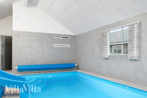 Sommerhus 728 er indrettet med en lækker poolafdeling med vandrutsjebane, dejlig stor indbygget spabad og sauna