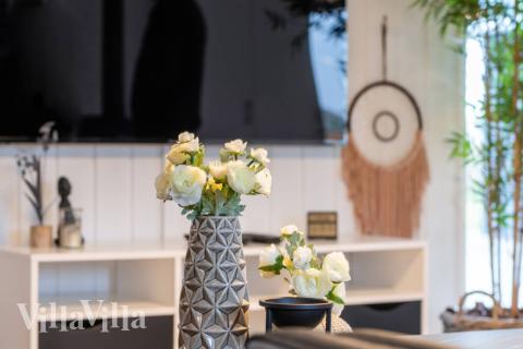 Sofaen i luksushus 728 i Tyskland indbyder til brætspil eller at se en film sammen.