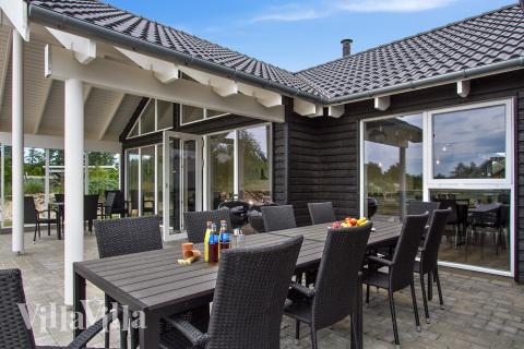 Luksushus nr. 733 har en dejlig terrasse med gode havemøbler til 18 personer.