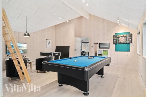 Luksushus 733 til 18 personer byder på et stort aktivitetsrum med bl.a. billard og dart