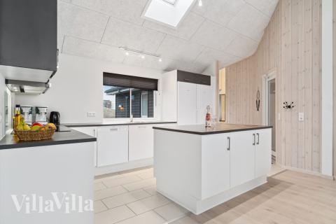 Køkkenet i luksushus nr. 733 er udstyrret, så I let kan lave mad til 18 personer.