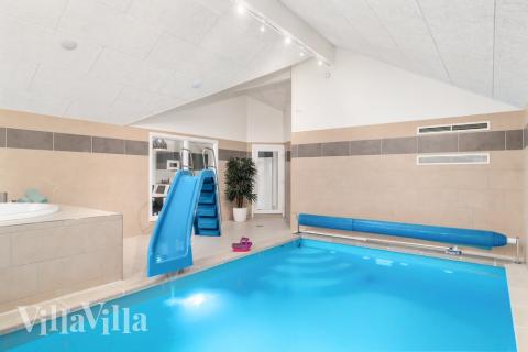 Den lækre pool i luksushuse nr. 733 til 18 personer