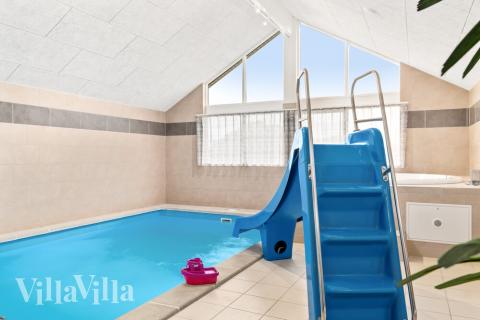 Sommerhus 733 er indrettet med en lækker poolafdeling med vandrutsjebane, dejlig stor indbygget spabad og sauna