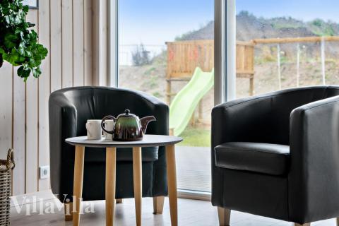 Sofaen i luksushus 733 i Tyskland indbyder til brætspil eller at se en film sammen.