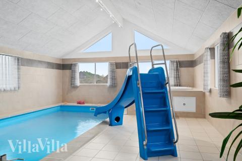 Sommerhus 732 er indrettet med en lækker poolafdeling med vandrutsjebane, dejlig stor indbygget spabad og sauna