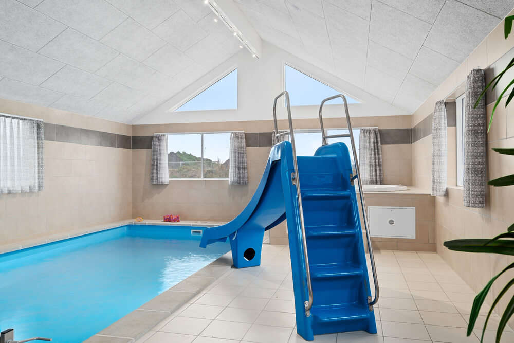 Sommerhus 732 er indrettet med en lækker poolafdeling med vandrutsjebane, dejlig stor indbygget spabad og sauna