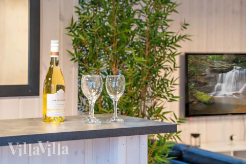 De lækre sommerhuse byder blandt andet på bar som denne i luksushus 732 i Tyskland