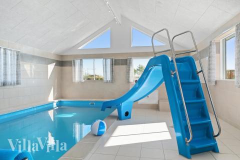 Sommerhus 731 er indrettet med en lækker poolafdeling med vandrutsjebane, dejlig stor indbygget spabad og sauna