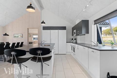 Køkkenet i luksushus nr. 731 er udstyrret, så I let kan lave mad til 20 personer.