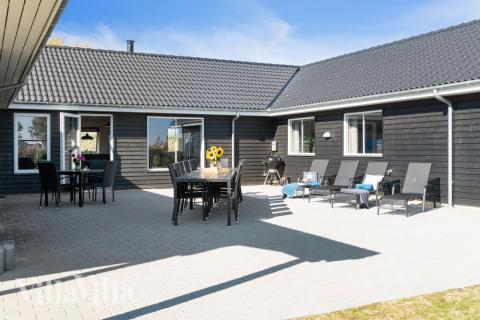 På terrassen i sommerhus nr. 731 er der plads til 20 personer.