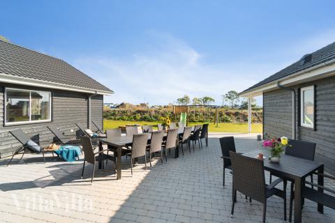 Luksushus nr. 731 har en dejlig terrasse med gode havemøbler til 20 personer.