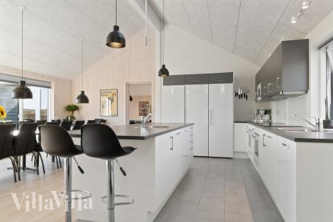 Køkkenet i luksushus nr. 729 er udstyrret, så I let kan lave mad til 24 personer.