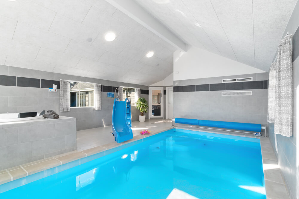 Sommerhus 729 er indrettet med en lækker poolafdeling med vandrutsjebane, dejlig stor indbygget spabad og sauna