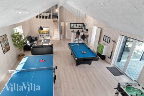 Luksushus 729 til 24 personer byder på et stort aktivitetsrum med bl.a. billard og dart