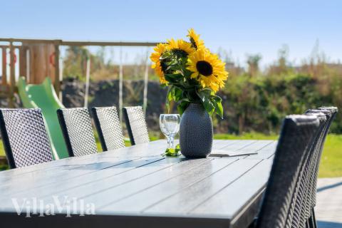 På terrassen i sommerhus nr. 729 er der plads til 24 personer.