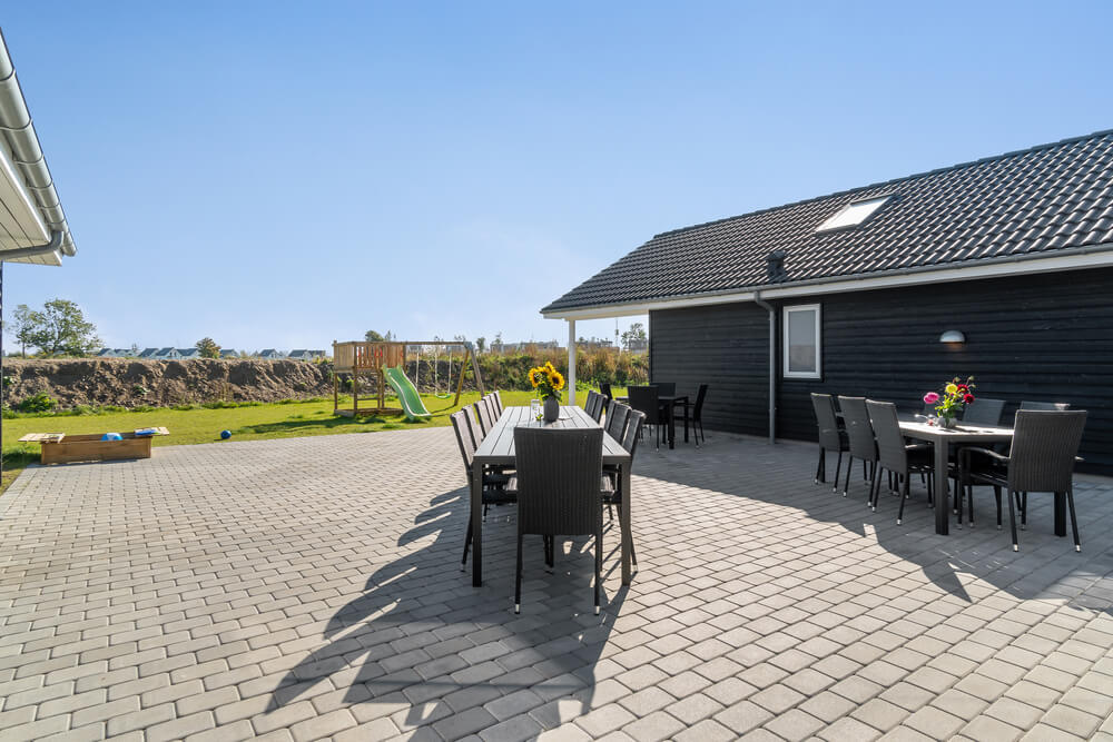 Nyd en grillaften på terrassen i luksushus nr. 729 i Tyskland
