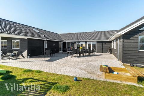 Luksushus nr. 729 har en dejlig terrasse med gode havemøbler til 24 personer.