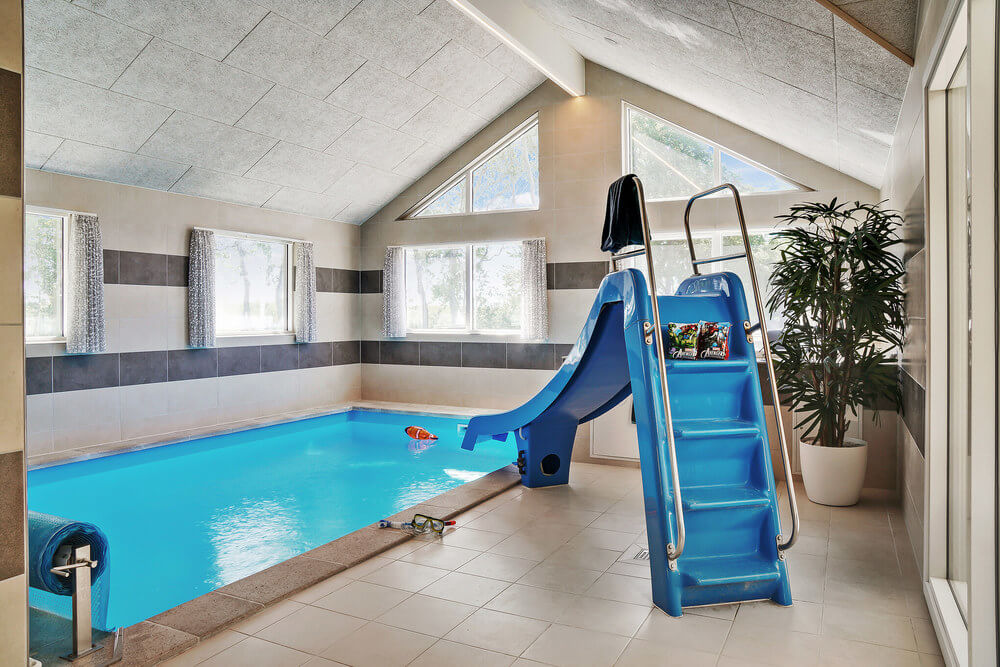 Sommerhus 503 er indrettet med en lækker poolafdeling med vandrutsjebane, dejlig stor indbygget spabad og sauna