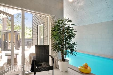 Sommerhus 519 er indrettet med en lækker poolafdeling med vandrutsjebane, dejlig stor indbygget spabad og sauna