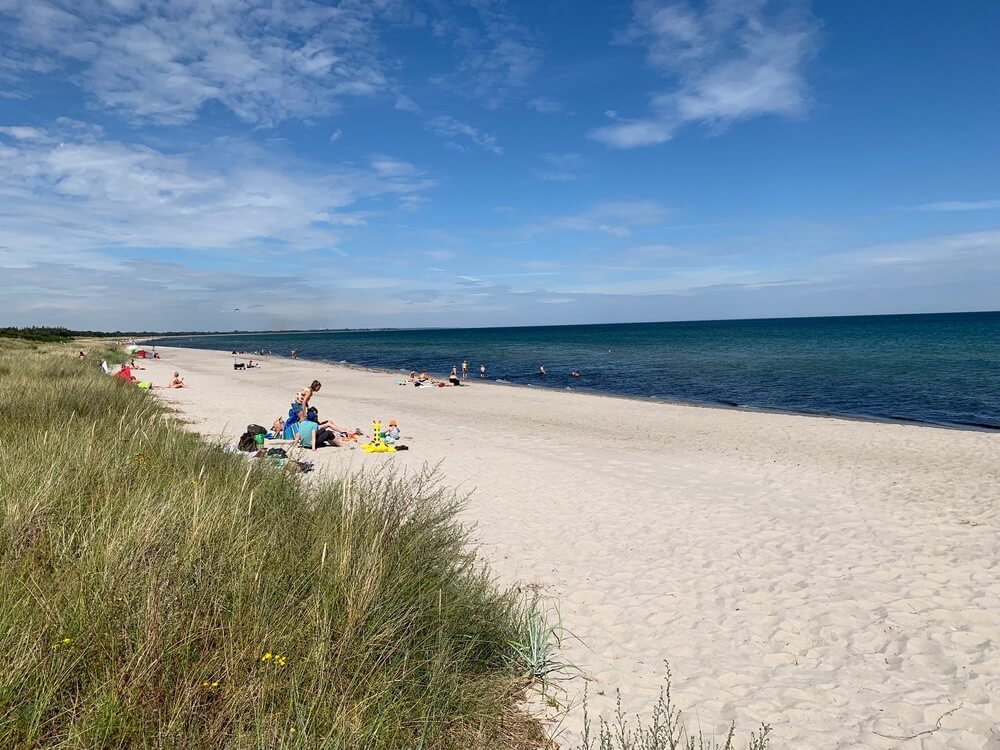 I det attraktive aktivitesrum i luksushus nr. 511 i Lolland/Falster/Møn  er der masser af udendørs aktiviteter, f.eks. legetårn og gynge