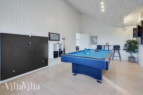 Luksushus 511 til 14 personer byder på et stort aktivitetsrum med bl.a. billard og dart