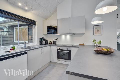 Køkkenet i luksushus nr. 511 er udstyrret, så I let kan lave mad til 14 personer.