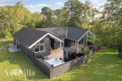 Dette skønne poolhus nr. 511 med plads til 14 personer ligger i Lolland/Falster/Møn