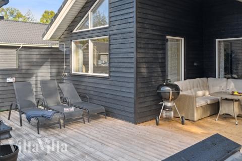 På terrassen i sommerhus nr. 511 er der plads til 14 personer.