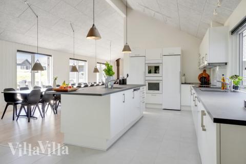 Køkkenet i luksushus nr. 491 er udstyrret, så I let kan lave mad til 30 personer.