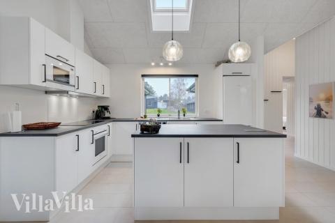 Køkkenet i luksushus nr. 513 er udstyrret, så I let kan lave mad til 16 personer.