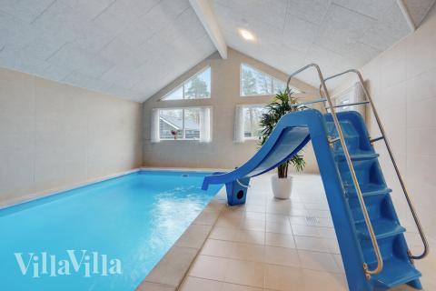 Sommerhus 513 er indrettet med en lækker poolafdeling med vandrutsjebane, dejlig stor indbygget spabad og sauna