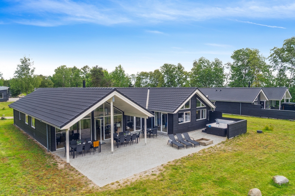 Dette skønne poolhus nr. 513 med plads til 16 personer ligger i Lolland/Falster/Møn