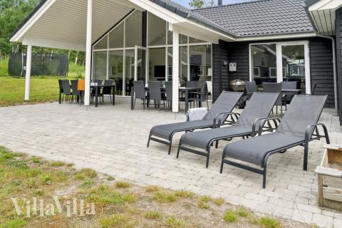 På terrassen i sommerhus nr. 513 er der plads til 16 personer.