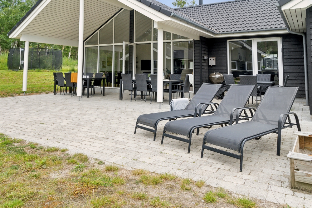 På terrassen i sommerhus nr. 513 er der plads til 16 personer.