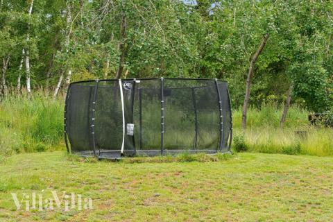 I det attraktive aktivitesrum i luksushus nr. 513 i Lolland/Falster/Møn  er der masser af udendørs aktiviteter, f.eks. legetårn og gynge