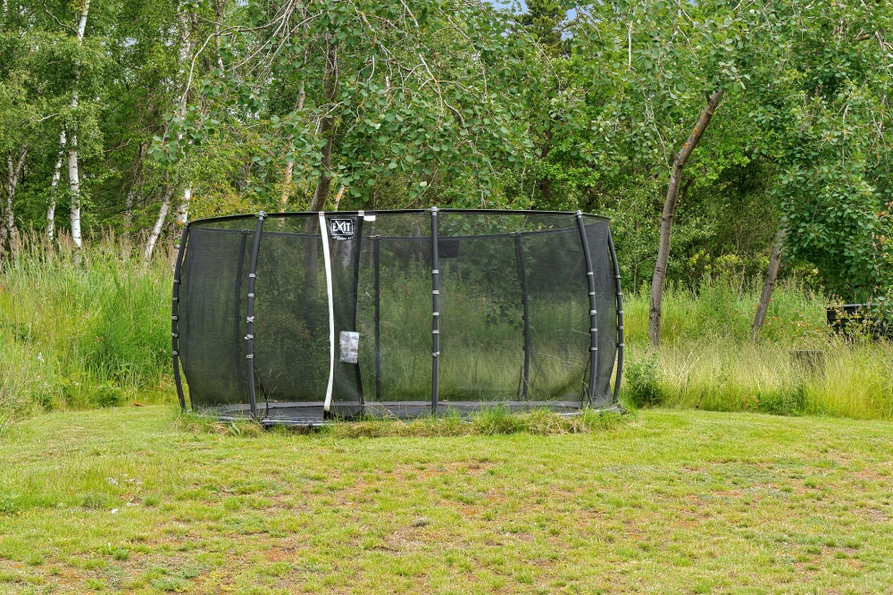 I det attraktive aktivitesrum i luksushus nr. 513 i Lolland/Falster/Møn  er der masser af udendørs aktiviteter, f.eks. legetårn og gynge