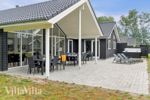 Nyd en grillaften på terrassen i luksushus nr. 513 i Lolland/Falster/Møn