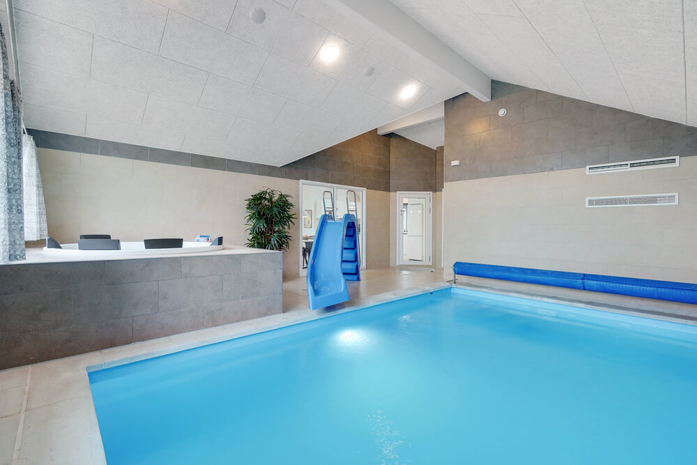 Sommerhus 509 er indrettet med en lækker poolafdeling med vandrutsjebane, dejlig stor indbygget spabad og sauna