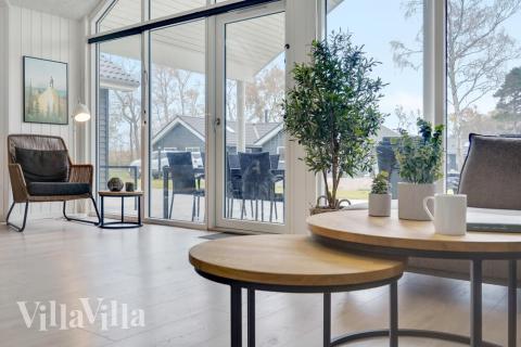 Der er mulighed for hygge i sommerhusets sofaarrangement, når I besøger luksushus nr. 509