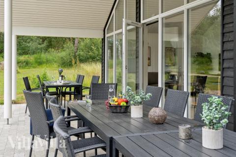 På terrassen i sommerhus nr. 509 er der plads til 16 personer.
