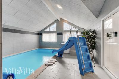 Sommerhus 502 er indrettet med en lækker poolafdeling med vandrutsjebane, dejlig stor indbygget spabad og sauna