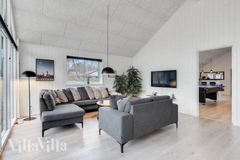 Der er mulighed for hygge i sommerhusets sofaarrangement, når I besøger luksushus nr. 502