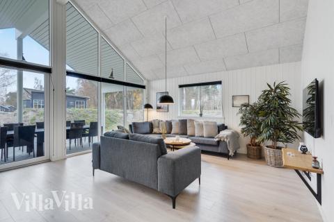 Sofaen i luksushus 502 i Lolland/Falster/Møn indbyder til brætspil eller at se en film sammen.