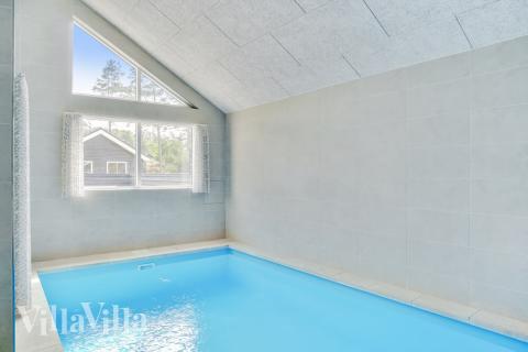 Sommerhus 515 er indrettet med en lækker poolafdeling med vandrutsjebane, dejlig stor indbygget spabad og sauna