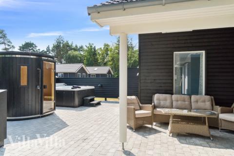 I det attraktive aktivitesrum i luksushus nr. 515 i Lolland/Falster/Møn  er der masser af udendørs aktiviteter, f.eks. legetårn og gynge