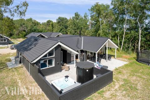 Dette skønne poolhus nr. 515 med plads til 14 personer ligger i Lolland/Falster/Møn