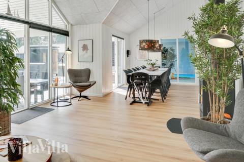 Sofaen i luksushus 515 i Lolland/Falster/Møn indbyder til brætspil eller at se en film sammen.