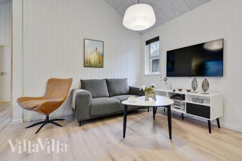 Sofaen i luksushus 517 i Lolland/Falster/Møn indbyder til brætspil eller at se en film sammen.