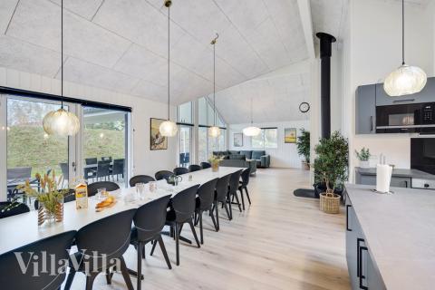 I kan sagtens side 18 personer sammen i sommerhusets opholdsrum, når I besøger luksushus 517 i Lolland/Falster/Møn.