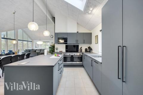 Køkkenet i luksushus nr. 517 er udstyrret, så I let kan lave mad til 18 personer.